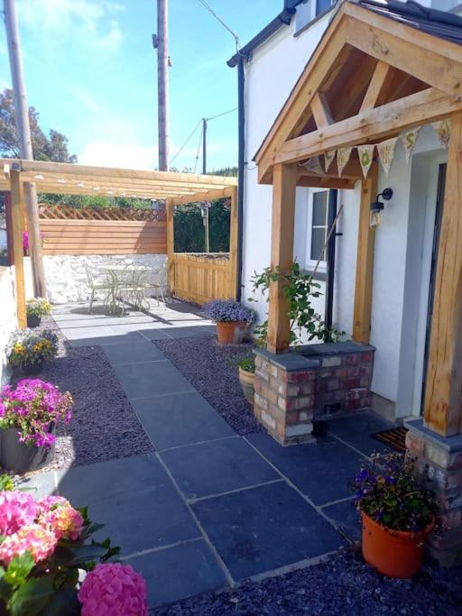 Cosy 2 Bed Cottage Between Snowdonia And The Sea Llandegai Exterior foto